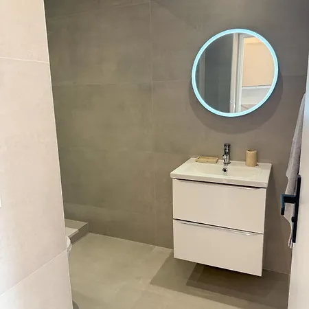 Appartement Port De Nice, 4pers Emplacement Ideal Equipe Balcon